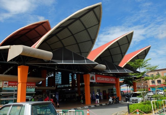 商品は生鮮食品から花卉、日用雑貨が主。