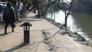 松江城の北側にあって、堀川と武家屋敷の両方を眺めながら歩くことが出来るスポットです