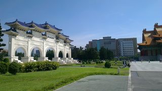 広場はかなり広いです