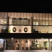 全面ガラス張りの裏側