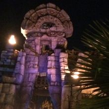 夜はなんとも言えず不気味です。