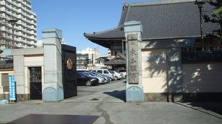 お寺の前には、参道もあり、日本で最初に開かれた地方官会議が行われた寺でもあります。