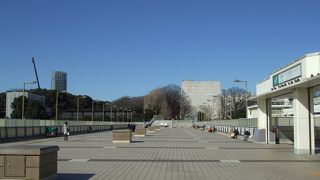 パンダ橋、ジャイアントパンダの大きな置物もあります。