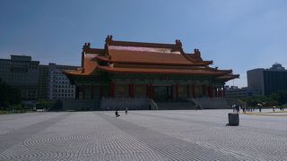 立派な建物、演劇やオペラなどやっています