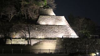 金沢城の階段状に３段に復元された石垣