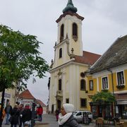 美術館と教会の小さな町