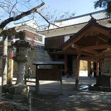 手水場で身を浄める。