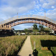 「雨情橋」 下に広がるのはアヤメ園です