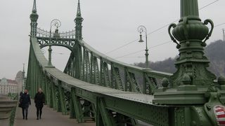 ライトアップも美しい橋