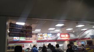 まさかの札幌ラーメンや讃岐うどんを売っている売店　JALUXの優待券を買っておけ