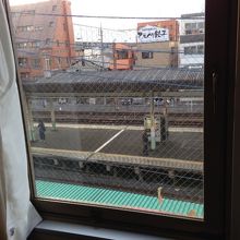 駅構内が丸見えです。