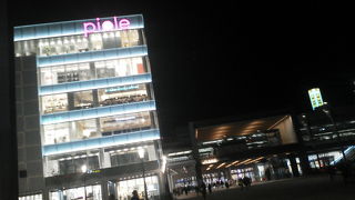 ガラス張りの外観が素敵