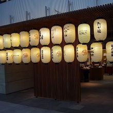 テナント名が提灯に書かれています。