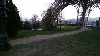 エッフェル塔の足元から旧陸軍士官学校まで続く公園