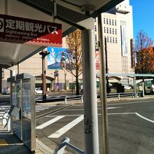 鹿児島中央駅前の定期観光バス乗り場にて