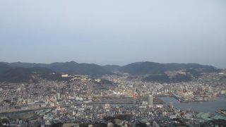 暖かいレストランで夜景を満喫