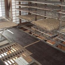 2階の養蚕室床の切り込みから、1階の囲炉裏の温もりを入れます