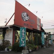 朝から賑わううどん店