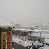 駅の方を眺める。駅からはすぐです