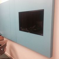 部屋は真っ青な壁でした。