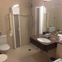 シャワーエリアの仕切りが独特。排水が非力なのが。。。