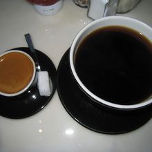 右が普通のコヒー左がアメカンコヒー