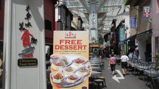 通りの両側に中華レストランが並んでいます