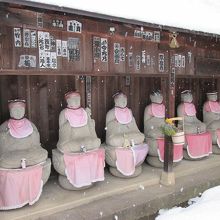 軒下でしたが、昔話の笠地蔵が思い出されました。