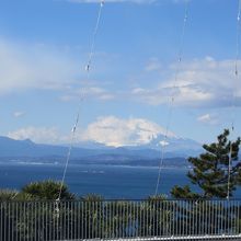 燈台下からの富士山と相模湾の眺め