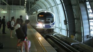 通勤客は、多いが、空港へ行く外国人はチラホラ