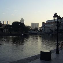 朝のクラークキーで、シンガポール川を撮影。