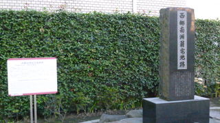 市民の憩いの場所とともに建っています