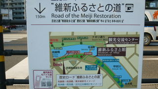 歴史を物語る石碑や像などが点在しています