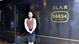 球磨川沿線を走る大正生まれの蒸気機関車" 8620 58654" 通称ハチロク形、 風光明媚な場所を走ります。