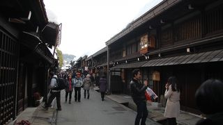 メイン通りの上三之町は凄い人混み