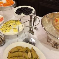 朝食バイキングはあまり北海道らしくなく、フルーツやデザートが