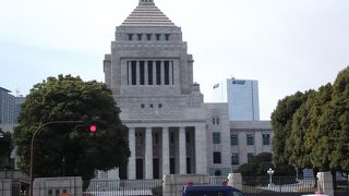 遠くから見るより近くで見た方が立派な建物に見えます