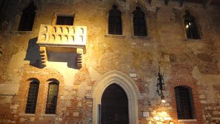 敷地内にあるホテルの宿泊すると、閉館後、誰もいない庭園でジュリエット像やバルコニーを眺めることができます。