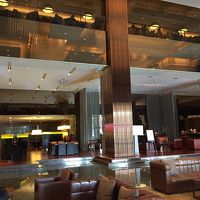 地方都市のホテルとは思えない豪華なロビー