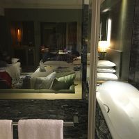 バスルームもシャワーブースと部屋のテレビを見ながら入れるバス