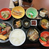 取り皿も豊富で並べるときれいな懐石風になります。