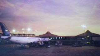 バリ島旅行の際にガルーダインドネシア航空機で、成田からジャカルタ乗り継ぎでこの空港を利用しました。