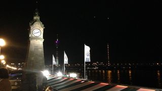 川沿いで食事も