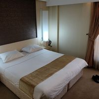 清潔感のある部屋。照明のスイッチがあちこちにあって使いにくい