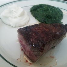 取り分けてもらったサーロインと付け合わせ