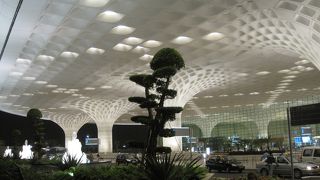 大きな空港です！喫煙室以外はね．．．