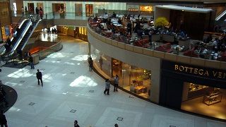 ブランド店が集う。上階にはカフェも多い。