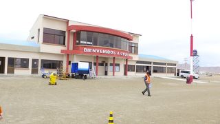 ウユニ塩湖観光の為に出来た周りには何もない新しい空港