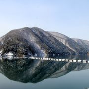 奈川渡ダム湖は鏡のよう