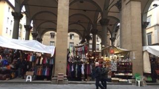 革製品が多い露天市場